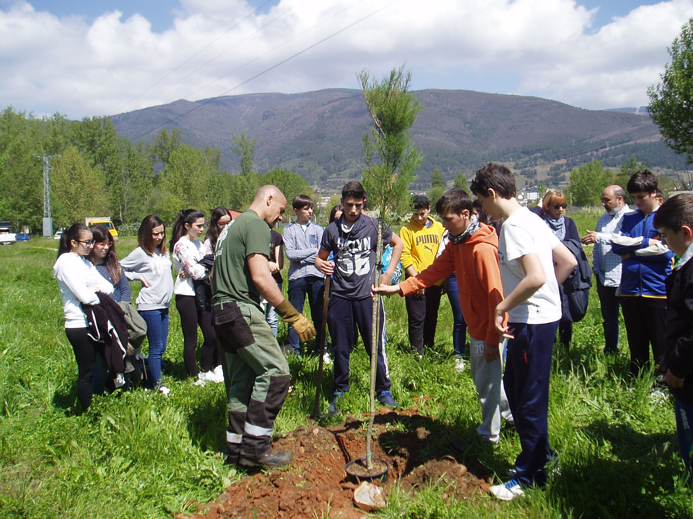 Los estudiantes aprenden a respetar la naturaleza plantando árboles en