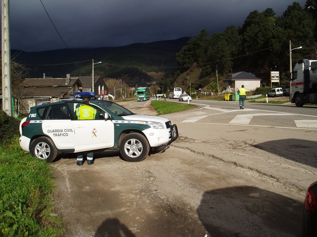 Uno de los controles de Tráfico de Ourense llevado a cabo en Valdeorras