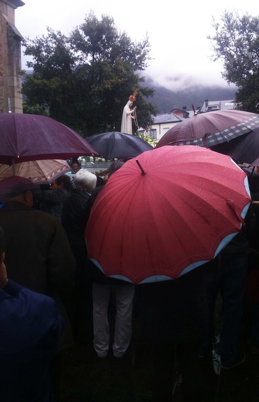 Bajo el paraguas siguiendo a la Virgen de Fátima