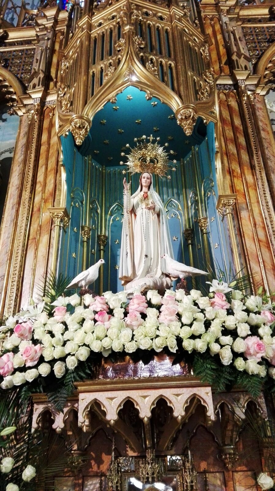 Cientos de flores fueron colocadas a los pies de la Virgen de Fátima en Fontei