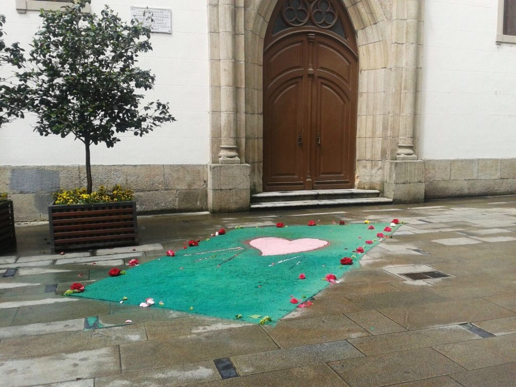El agua arrastró las rosas a la puerta de la iglesia de San Mauro