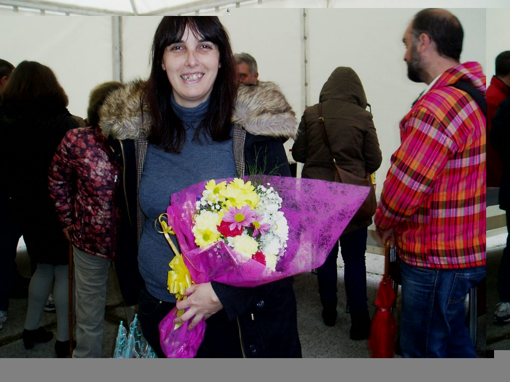 La asociación regaló un ramo de flores a la alcaldesa de A Rúa