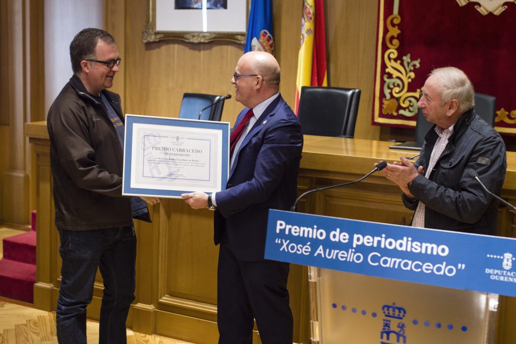 Manuel Baltar entrega a Santiago Jaureguízar o Premio Carracedo de Periodismo