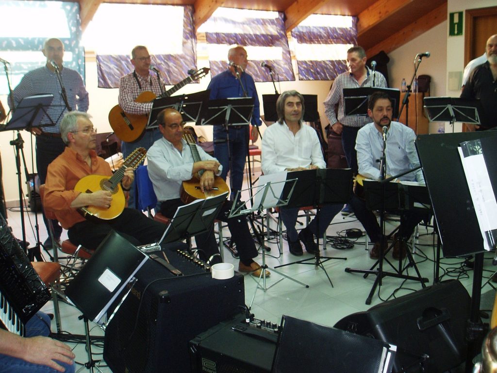 Moisés Blanco (a la derecha) explica el motivo de la canción