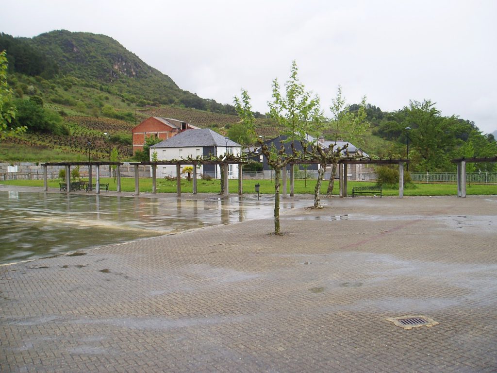 Plaza cuyos jardines  serán acondicionados