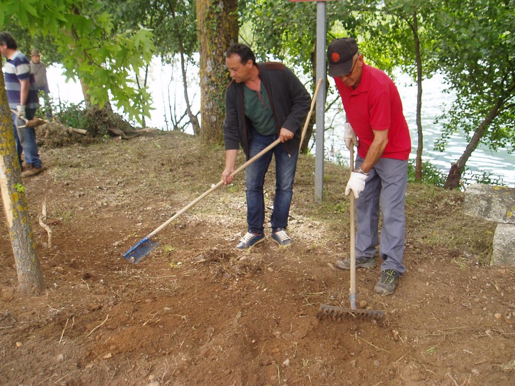 El alcalde de Vilamartín con un voluntario