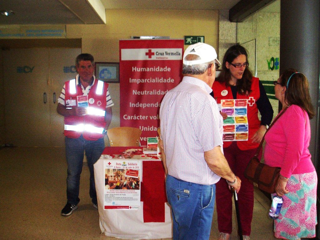 En el Hospital Comarcal, informando a vecinos