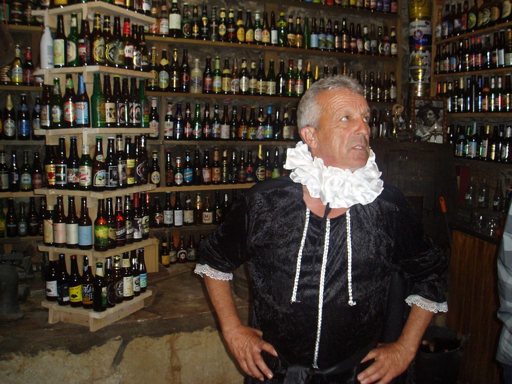 Javier López (Parra) con sus botellas de cerveza