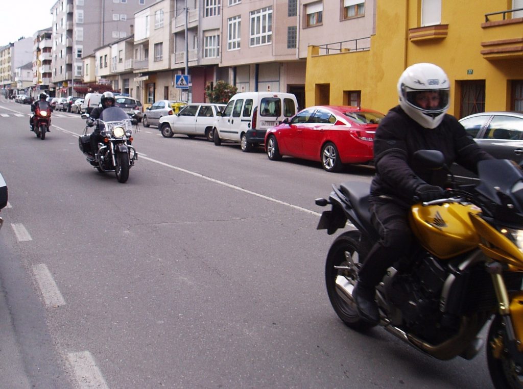 Motos circulando por A Rúa