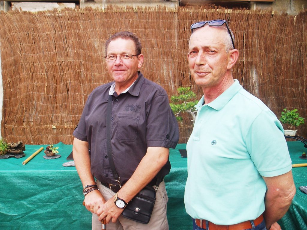 Daniel Fernández y José Lázare, aficionados a los bonsáis