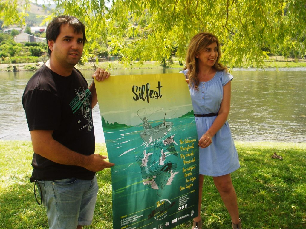 Jorge Álvarez y Margarita Pizcueta con el cartel del II Silfest