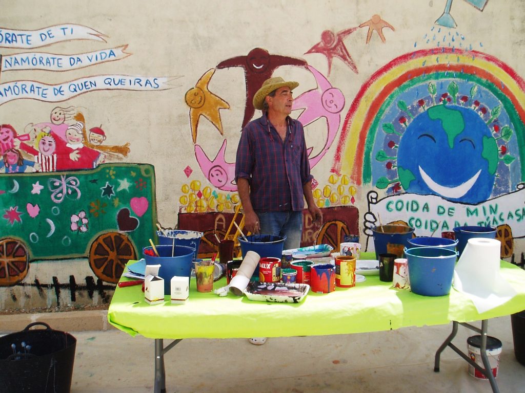 José Luis Prieto, Lilí, durante el proceso de pintura del mural