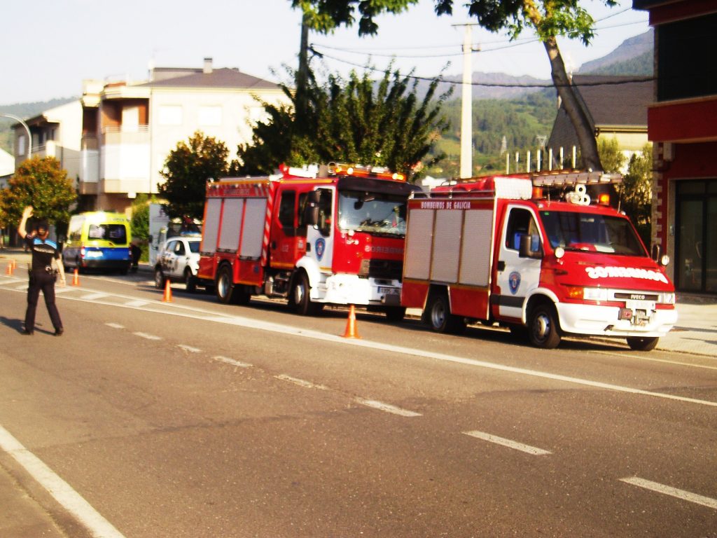 La ambulancia que impactó con el coche y la Policía Local regulando el tráfico