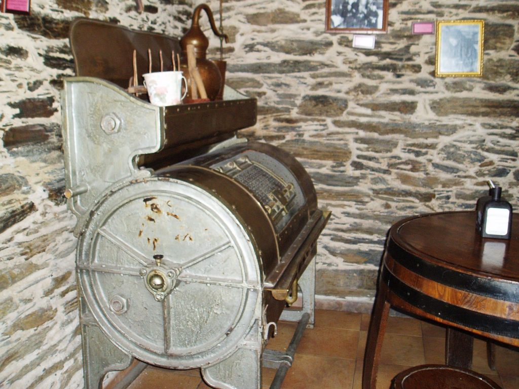 Lavadora del siglo XIX en el Mesón Museo de Sobradelo