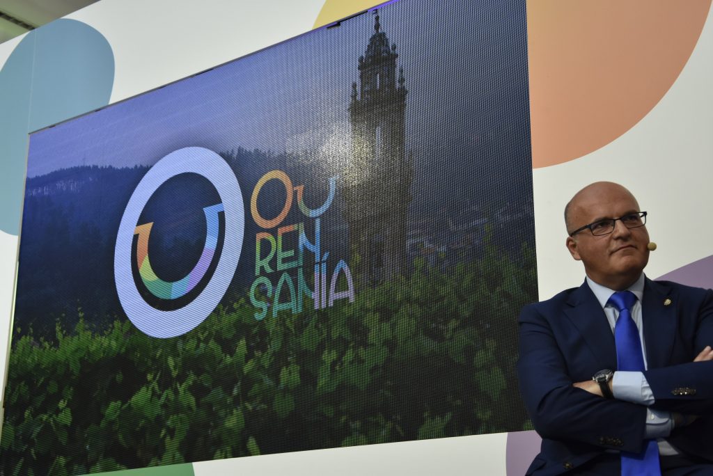 Manuel Baltar, xunto á imaxe da marca Ourense