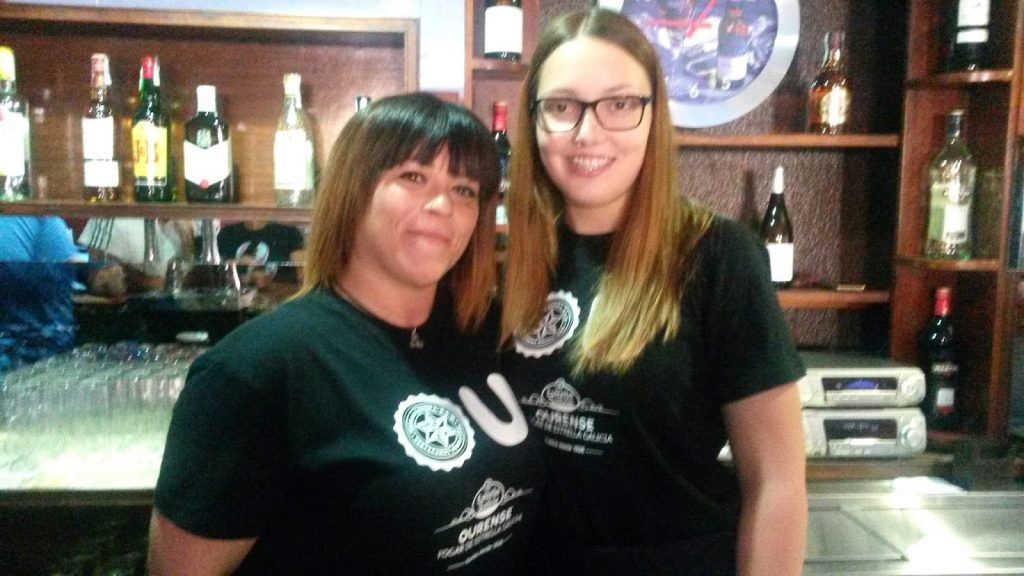 Marina Estévez (a la izquierda), propietaria del bar