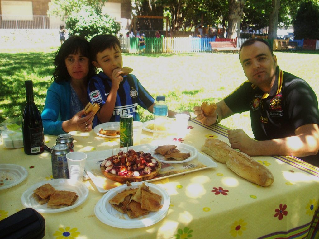 Una familia comiendo durante la romería