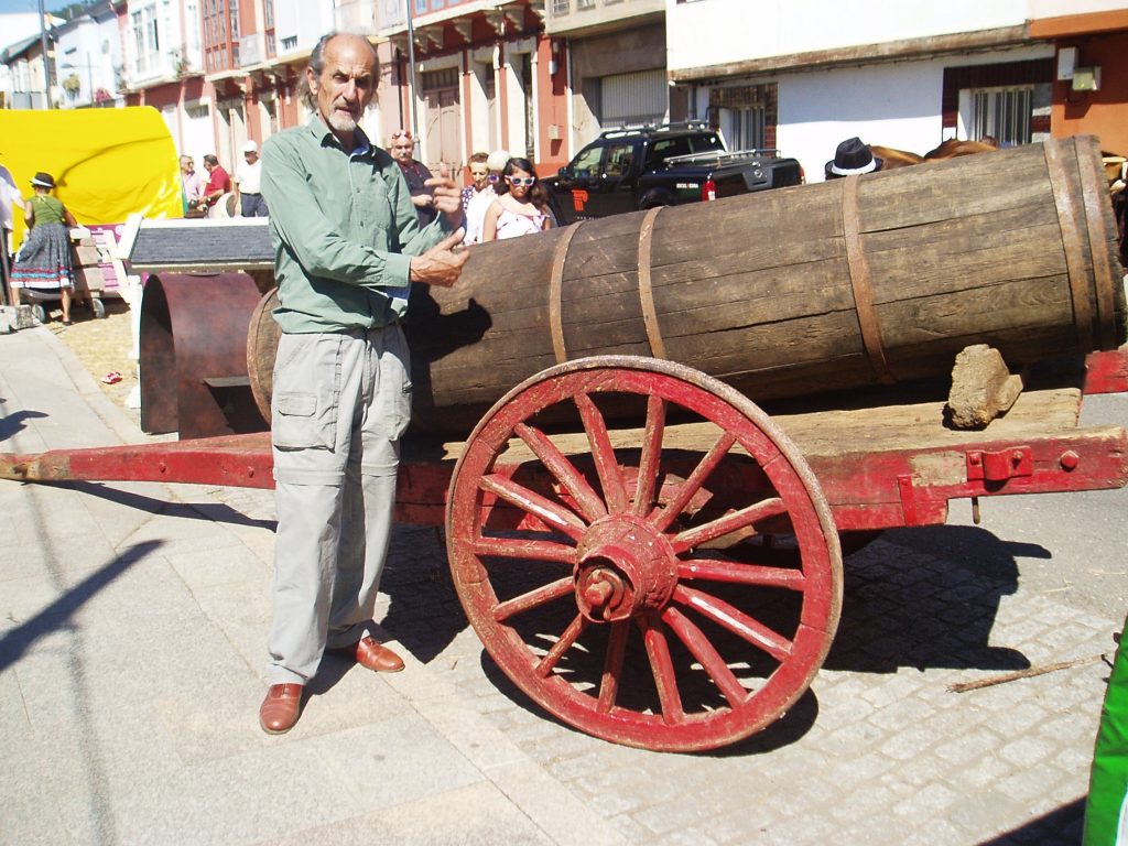 Amancio Delgado Álvarez, junto a un carro antiguo en Inxertarte