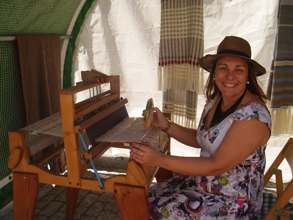 Amparo Rodríguez, concejala de Cultura de Vilamartín, en el el telar para lino