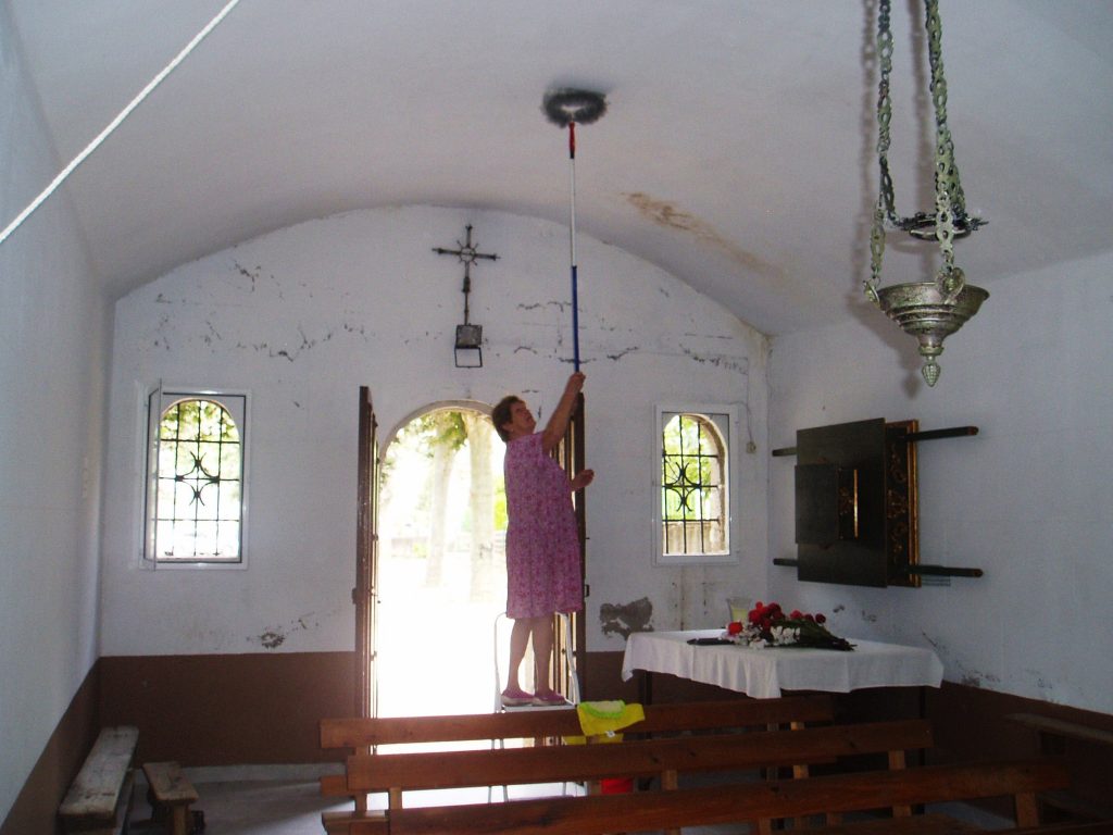 Angélica Carballo Ferrer limpiando el interior de la capilla de San Roque de A Rúa Vella