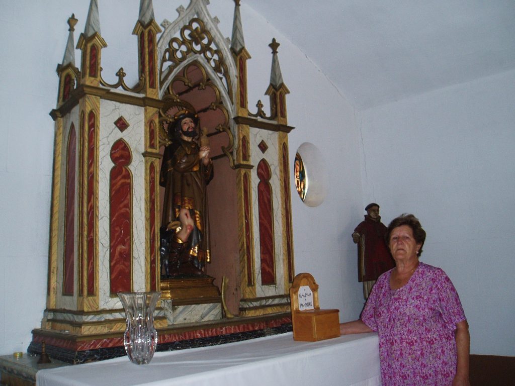 Angélica Carballo con la talla de San Roque