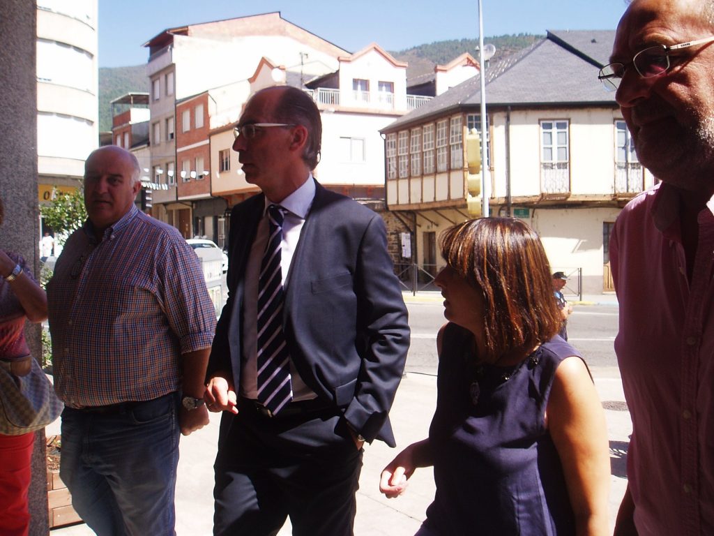 Avelino García Ferradal (PP), Jesús Vázquez, María González (BNG) y Luis Fernández (PSOE), entrando a la Consistorial de A Rúa