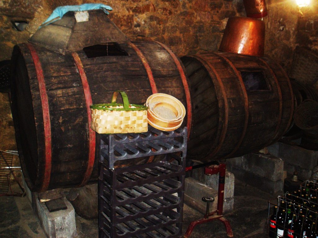 Cubas antiguas de vino en una bodega de Petín