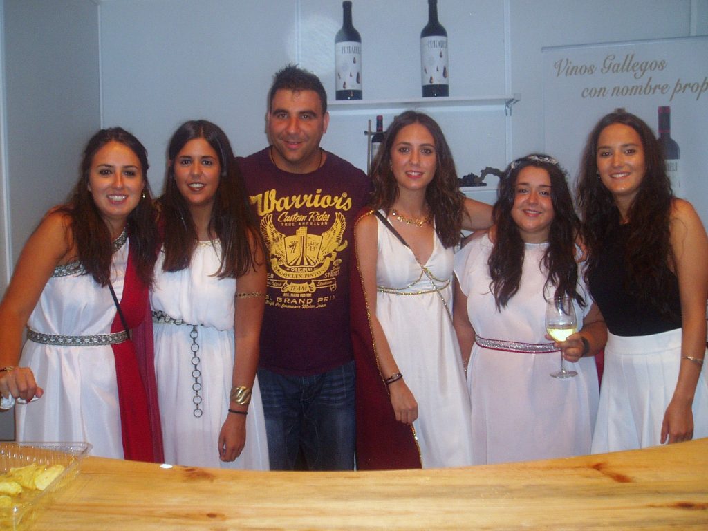 El expositor de la cooperativa de A Rúa con un grupo de chicas romanas, el domingo por la tarde