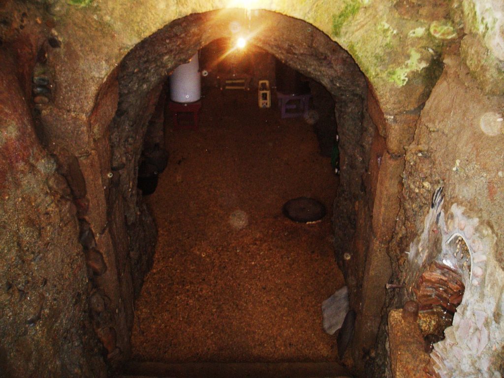 Entrada a una cova de Petín