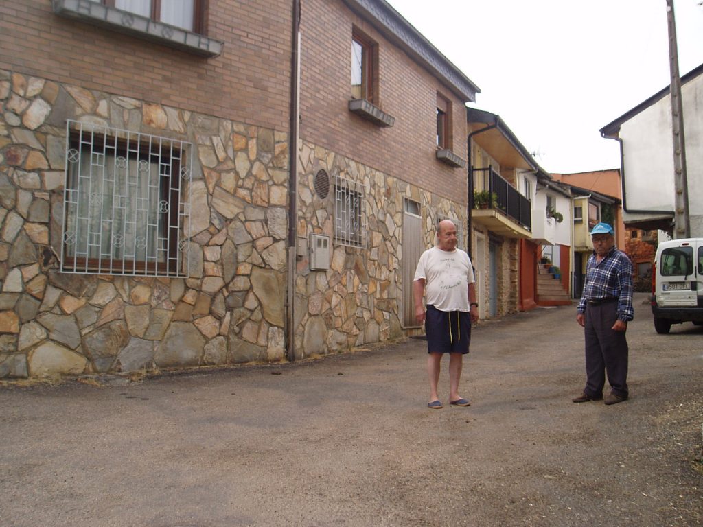 Fermín Macía y Eladio Losada, vecinos, frente a la casa del asaltado