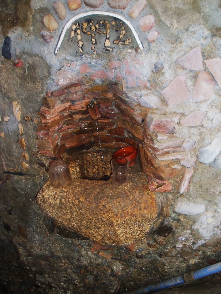 Fuente de agua en una cova de Petín