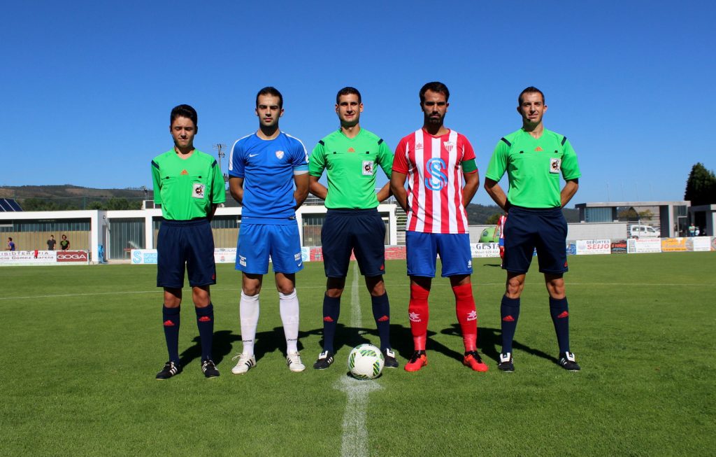 Trío arbitral y capitanes de ambos conjuntos posando
