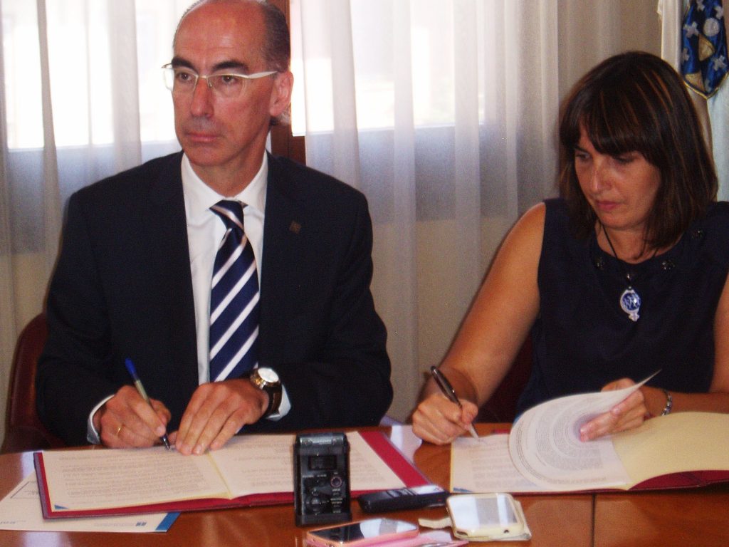 Jesús Vázquez y María González firmando el convenio