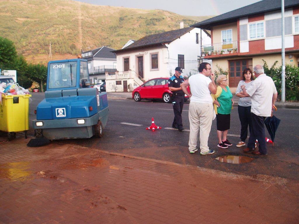 La alcaldesa, María González, con los vecinos de la calle inundada
