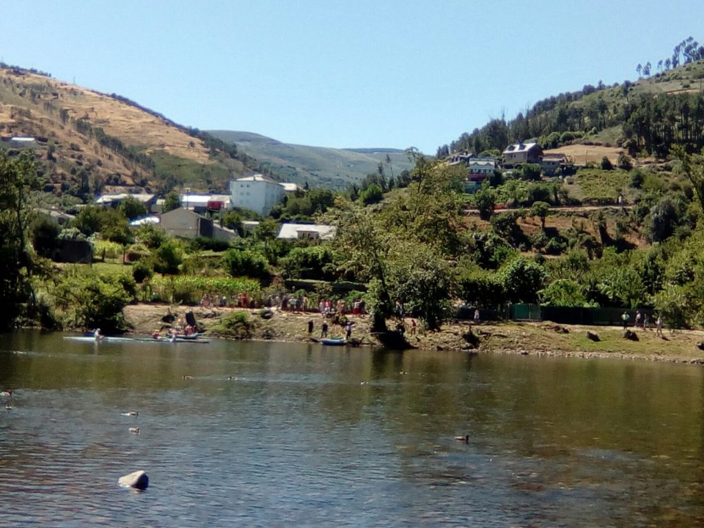 Piraguas y vecinos en el entorno de O Salgueiral