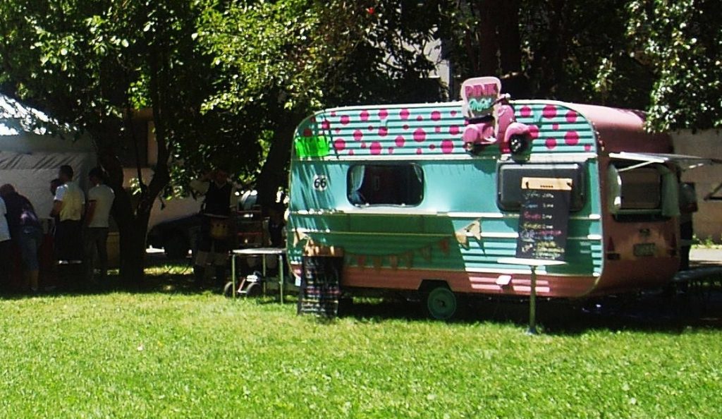 Una food truck de O Barco en la I Romería del barrio de O Chao este verano