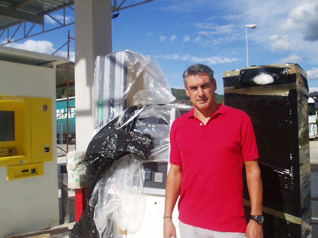 Ángel García Rodríguez junto a surtidores y máquinas embaladas en plástico