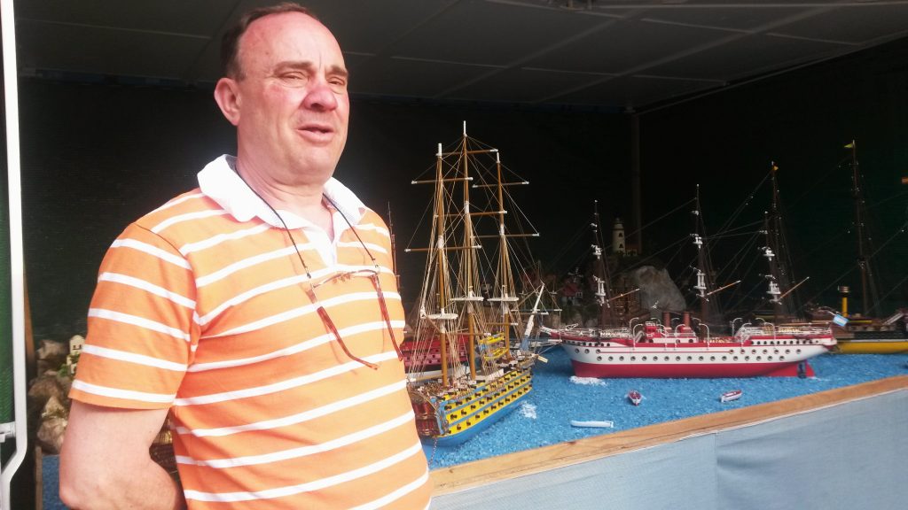 Antonio González Quiroga con sus maquetas de barcos, en Petín