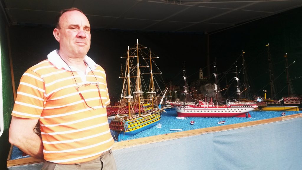 Antonio González  Quiroga dedica su tiempo libre a construir las maquetas de barcos