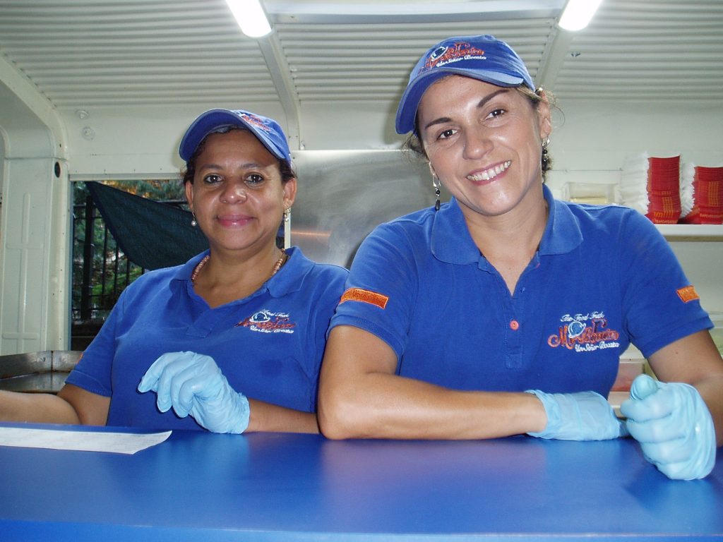 Diana Ramírez (a la derecha) en su caravana de comida colombiana