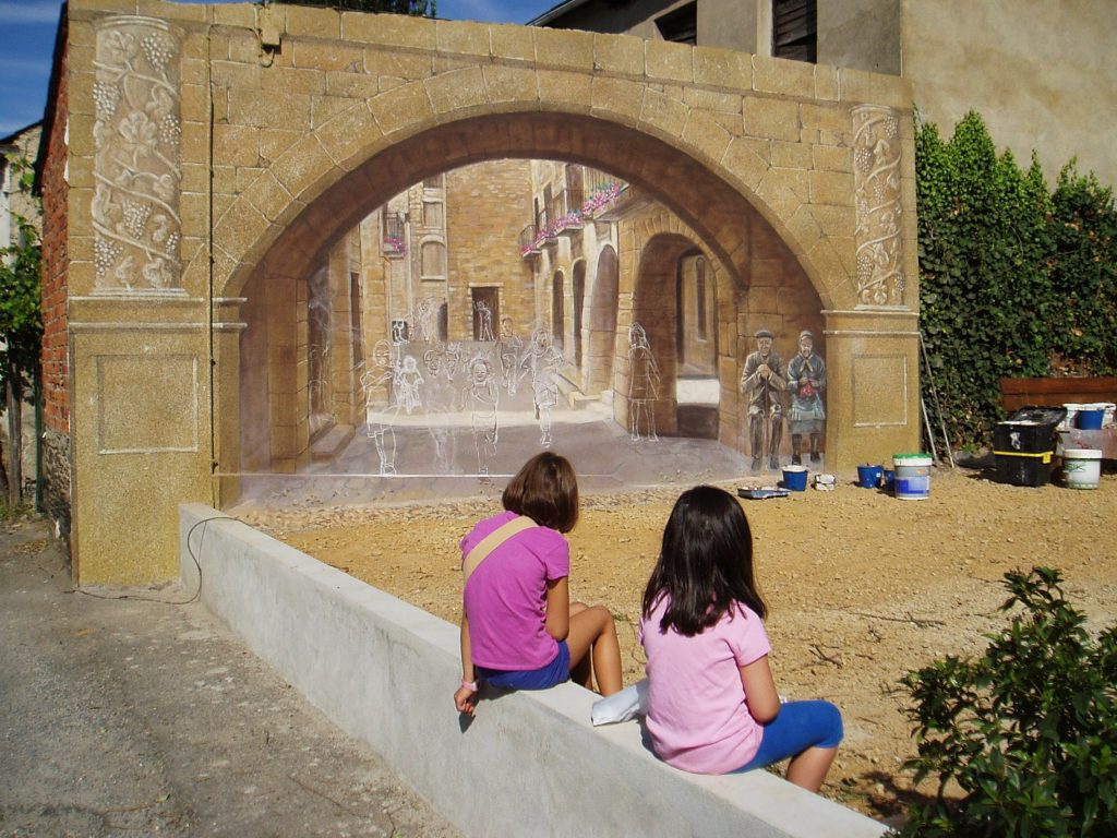 Dos niñas mirando el mural