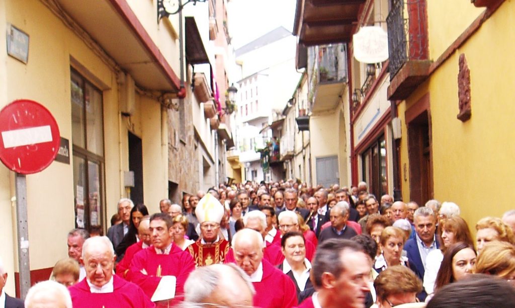 El obispo de Astorga en la procesión y el alcalde de O Barco entre los fieles