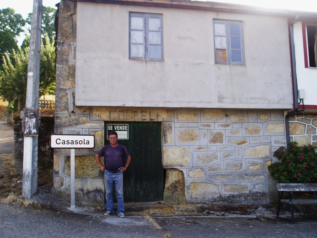 Fermín Salgado, único vecino de Casasola, y la entrada a la zona, perfectamente señalizada