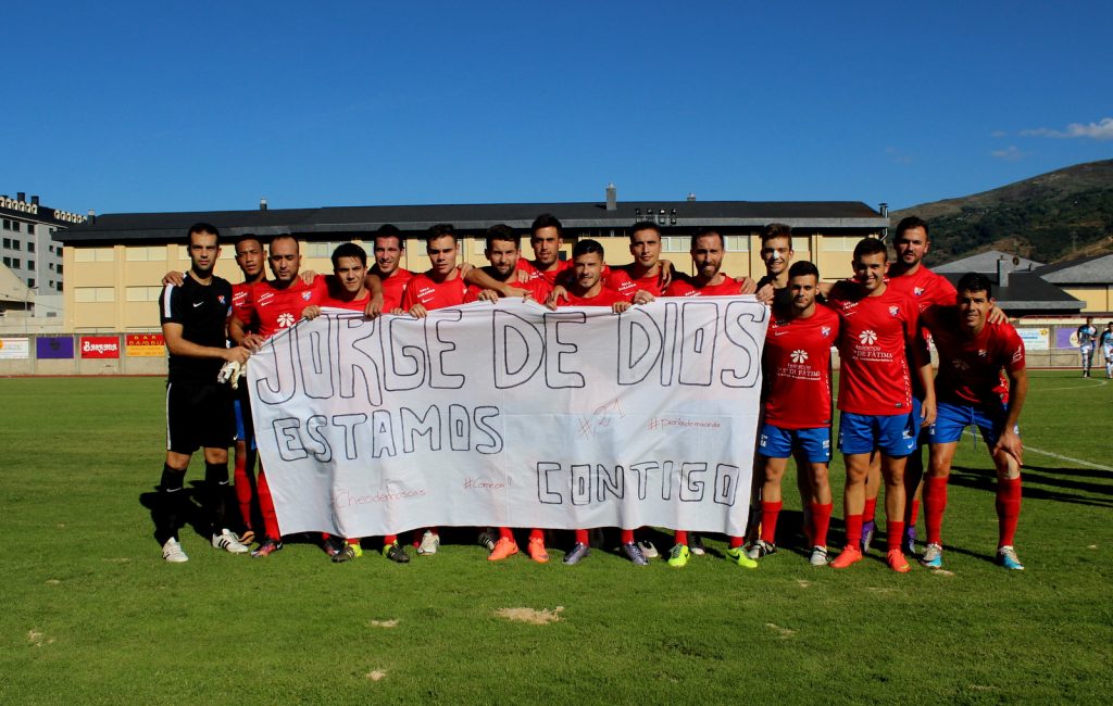 Los jugadores del Barco posan con una pancarta de apoyo para Jorge de Dios