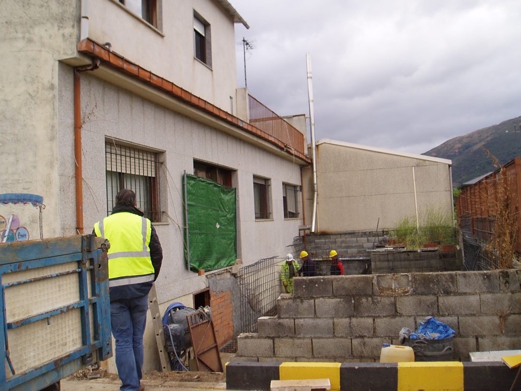 Las obras del ascensor del centro de salud de A Rúa aprovechan las salidas de las terrazas