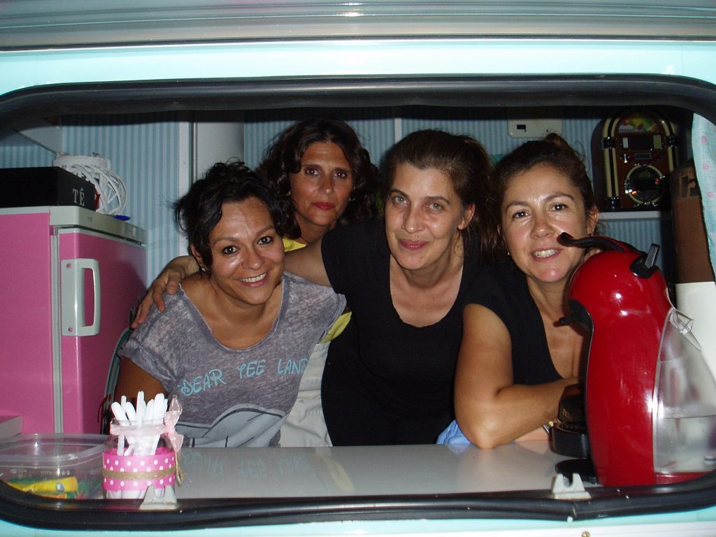 Natalia Crspo, de O Barco, con sus compañeras en la caravana