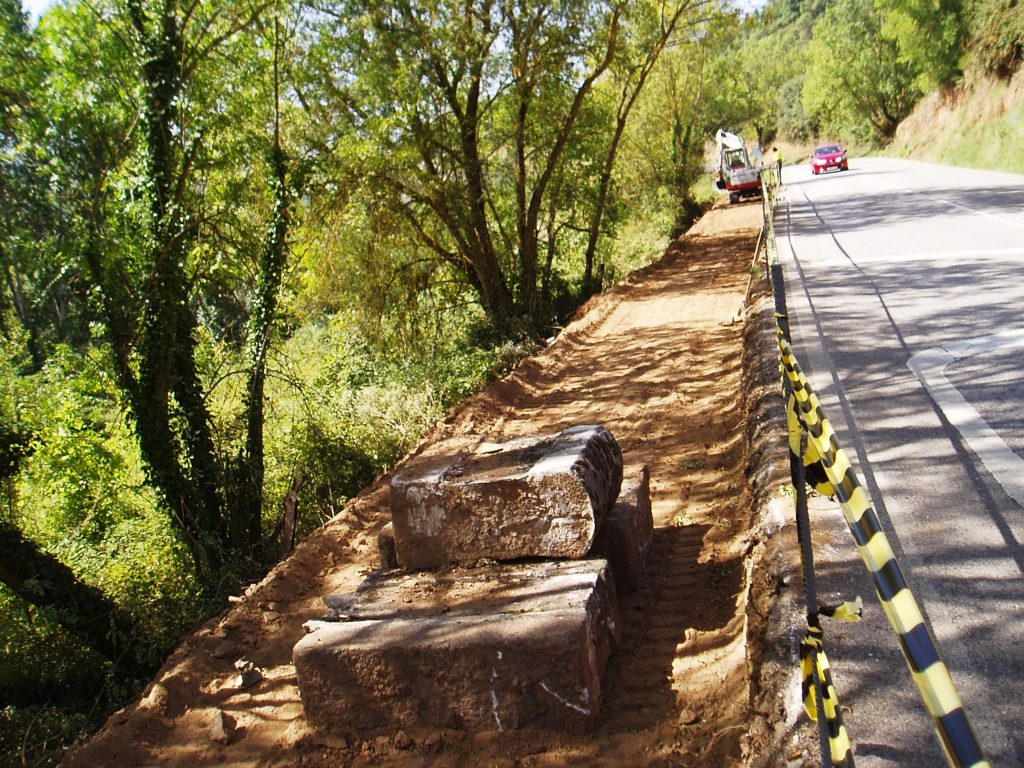 Obras para la apertura de la vía para los peregrinos en un extremo de la OU-536