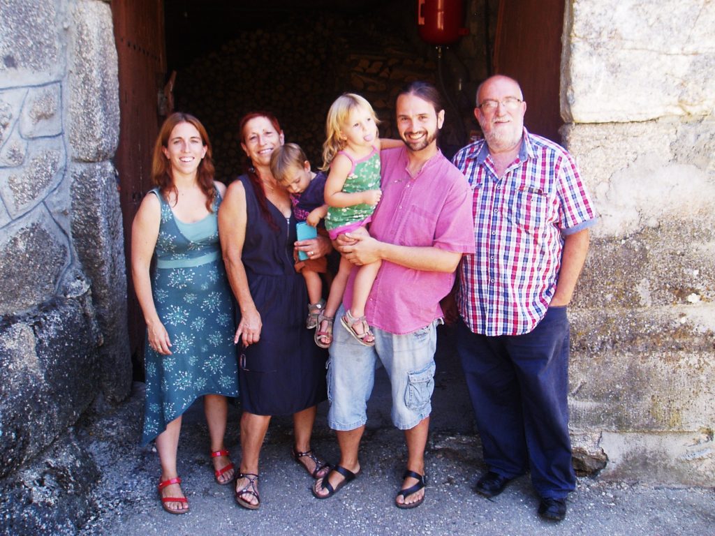 Teresa Vázquez Vizcaya (la segunda por la izquierda) con su familia catalana