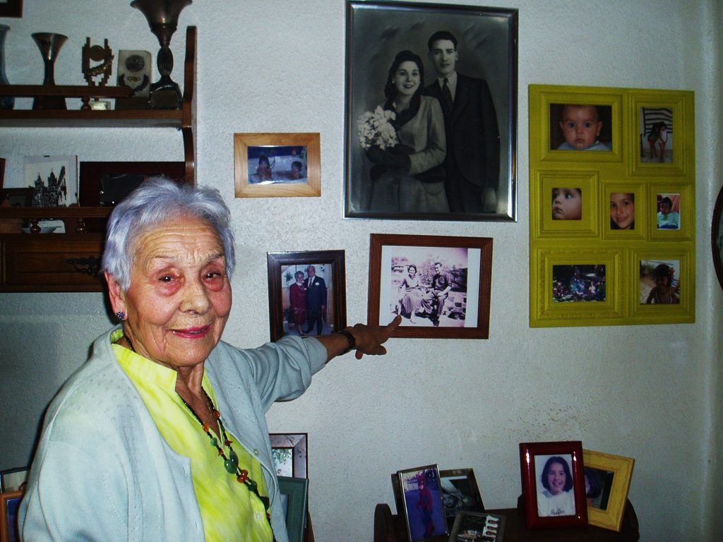 Josefa Álvarez rodeada de fotos antiguas, de sus hijos, nietos y biznietos