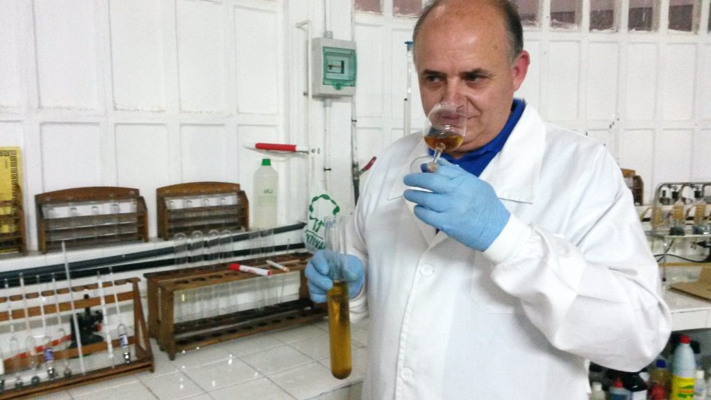 Julio Ricarte cata el vino de postre experimental, Amavía de Crianza Bajo Velo